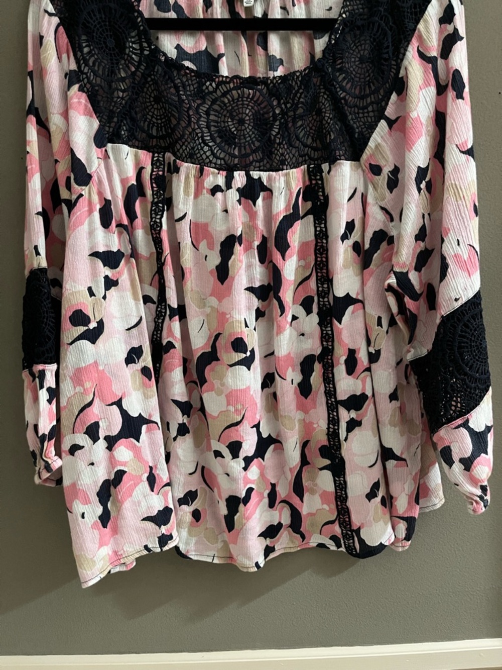 Crown and Ivy Floral Peasant Blouse Lace Yoke Bold Print Relaxed Fit Coastal - Picture 2 of 7